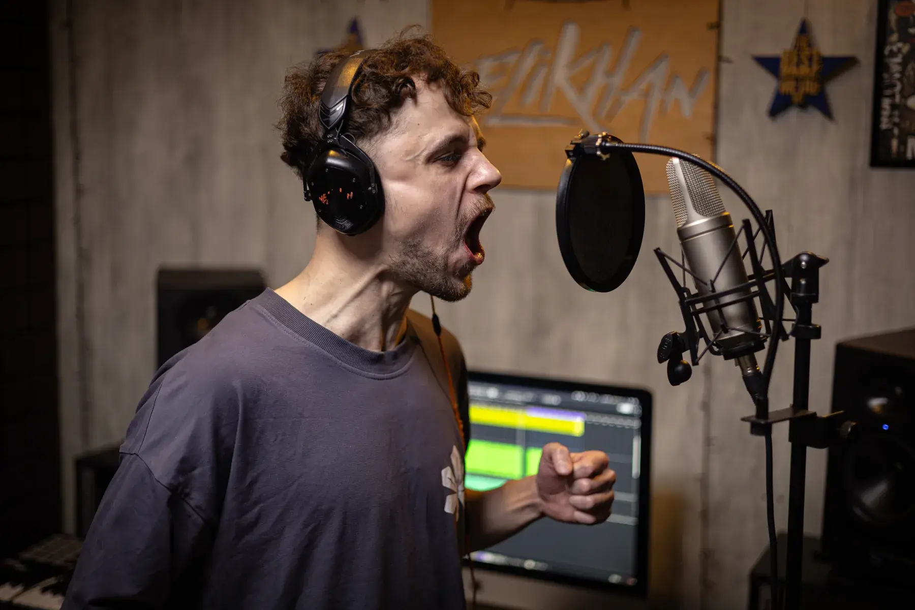 Микита Обушенко співає в студійний мікрофон у Velikhan Music Academy