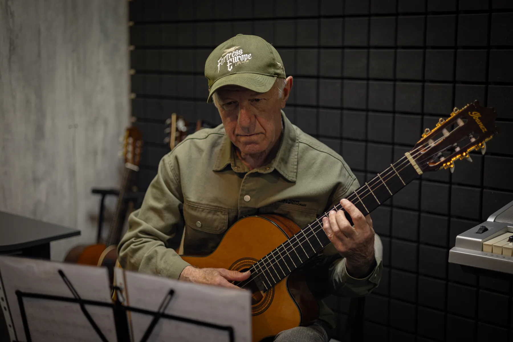 Олександр Соловйов грає на класичній гітарі у Velikhan Music Academy