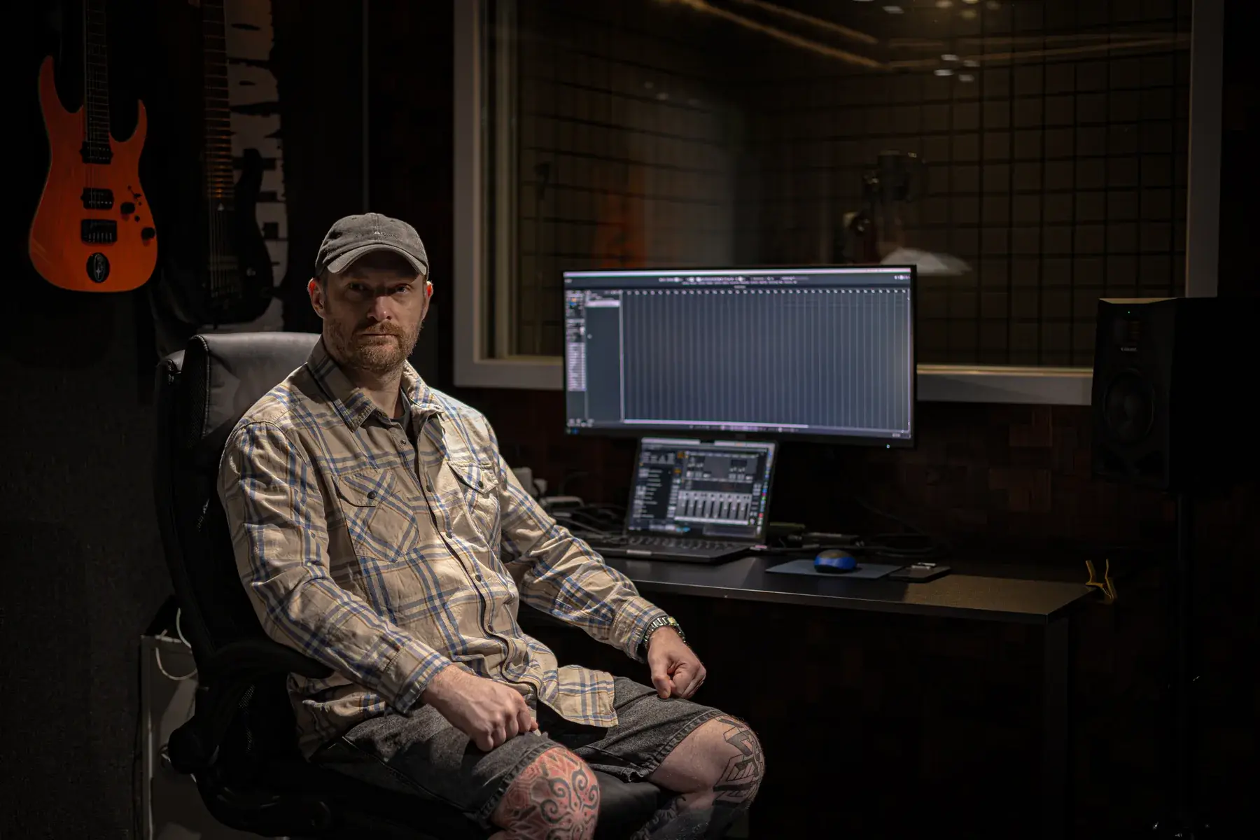 Олексій Шерхан з електрогітарою у студії Velikhan Music Academy