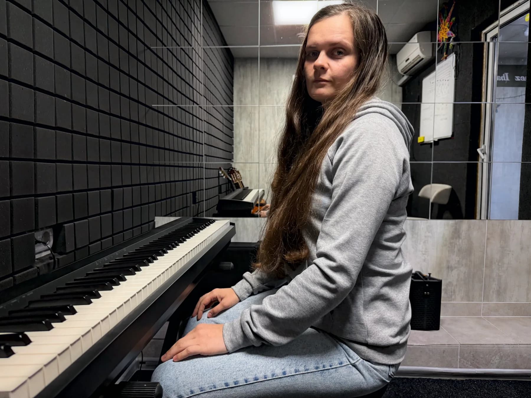 Олена Яремчук за цифровим піаніно у класі Velikhan Music Academy